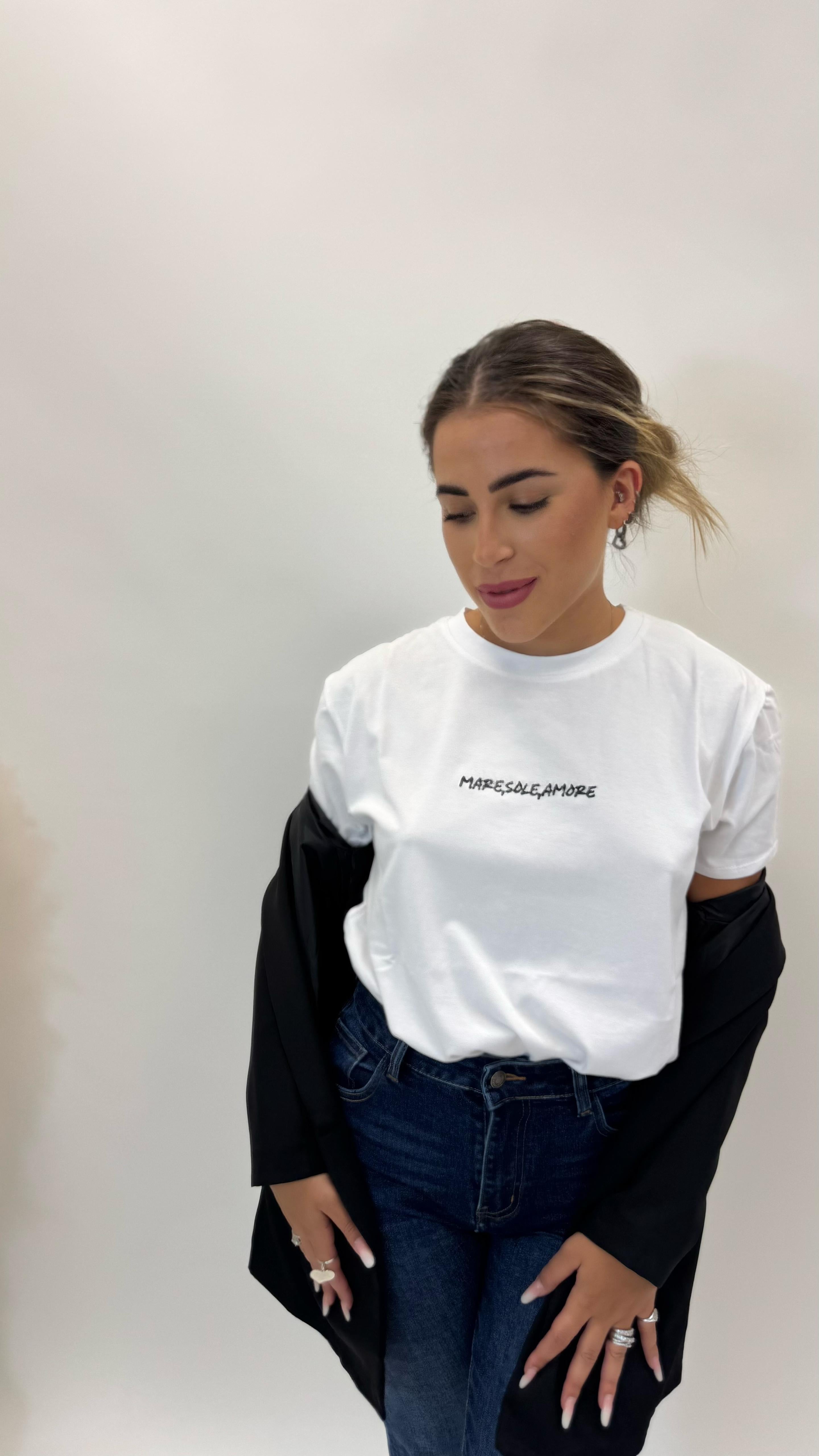 T-shirt ricamata 🌊☀️🤍
